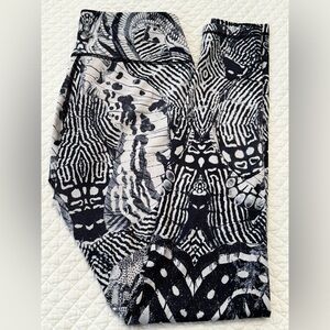 Lululemon size 6 full length leggings black and white design